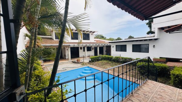 Casa en VENTA en Cuernavaca (Ahuatepec) | Estilo Colonial con Alberca y 3 Departamentos independientes.